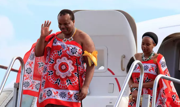 TimesLive dẫn lời chính trị gia đối lập Wandile Dludlu cho rằng Quốc vương Mswati III tiếp tục "làm hỏng bản thân và gia đình ông". Ảnh: ET.