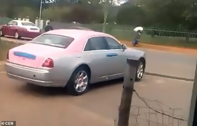Được biết, một công nhân bình thường ở Swaziland sẽ phải làm việc trong 70 năm thì mới có thể mua được một chiếc Rolls-Royce. Chính vì vậy, thói tiêu xài hoang phí của Quốc vương Mswati III đã khiến người dân trong nước này phẫn nộ. Ảnh: Daily Mail.