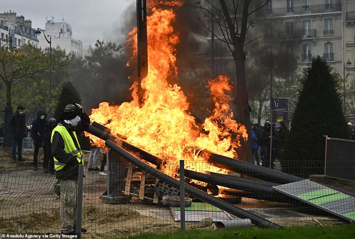 Nhiều cửa hàng và trung tâm thương mại quanh Quảng trường Italia ở quận 13 của Paris đã bị hư hại do bị đập phá.