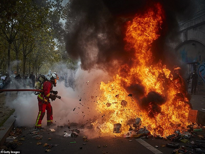 Thủ đô Paris không khác gì bãi chiến trường khi hàng nghìn người biểu tình "Áo vàng" xuống đường và đụng độ với lực lượng an ninh, gây ra cảnh tượng hỗn loạn.