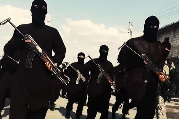 "Chúng tôi nhận được báo cáo rằng al-Qaeda đang có khoảng 2.000 chiến binh (tại Idlib). Tôi không đoán được số lượng chiến binh IS ở tỉnh này", Sputnik dẫn lời vị quan chức. Ảnh: Mirror.