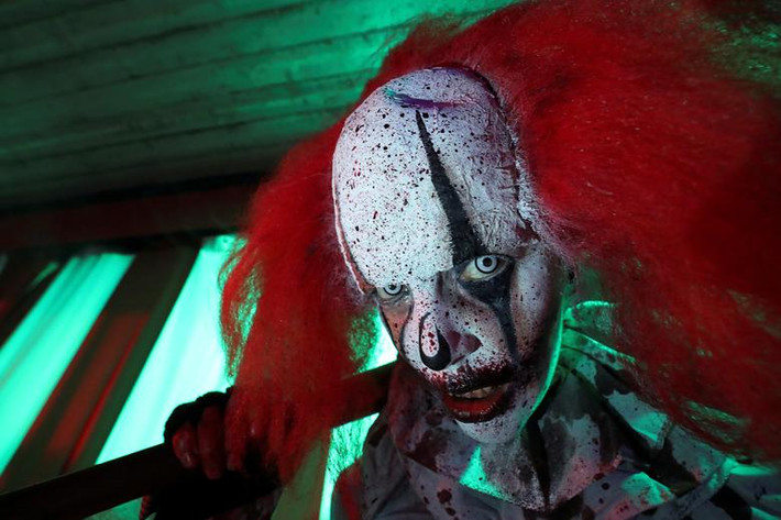 Hóa trang là một trong những nghi thức không thể thiếu trong mùa lễ hội Halloween. Người Celt tin rằng đêm 31/10 là thời khắc ranh giới giữa nhân gian và địa ngục trở nên mong manh nhất, do vậy, việc hóa trang sẽ giúp cho những người tham gia lễ hội trên đường có thể tránh khỏi hồn ma thực thụ.