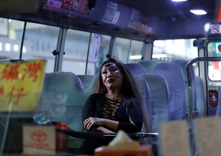 Người phụ nữ ngồi trên xe buýt trong dịp lễ hội Halloween 2019 ở Hong Kong ngày 31/10.
