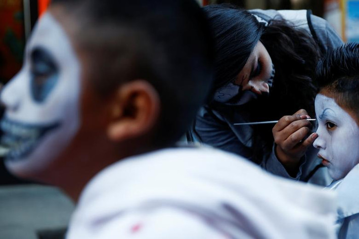 Một em nhỏ được vẽ mặt khi tham gia lễ hội Halloween ở La Paz, Bolivia, ngày 31/10/2019.