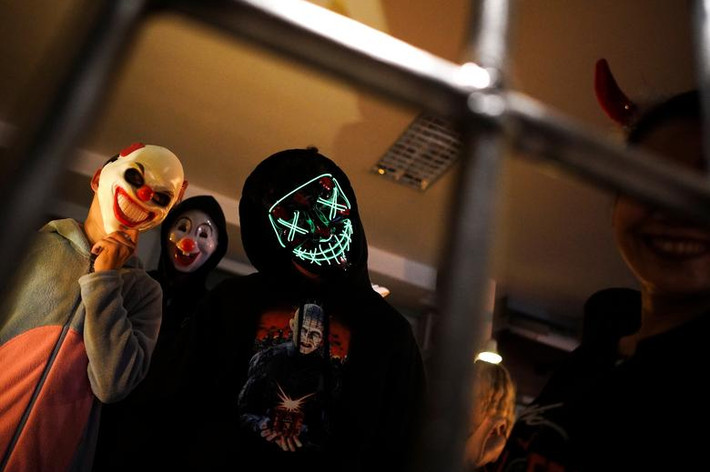Các hoạt động phổ biến trong dịp Halloween là hóa trang, diễu hành, tiệc tùng hay đi vào nhà ma,... Trước ngày Halloween, người dân đã trang trí nhà cửa với nhiều hình thù ma quỷ kỳ dị. Mời độc giả xem thêm video: Hào hứng cuộc diễu hành Halloween tại Nhật Bản (Nguồn: VTC14)