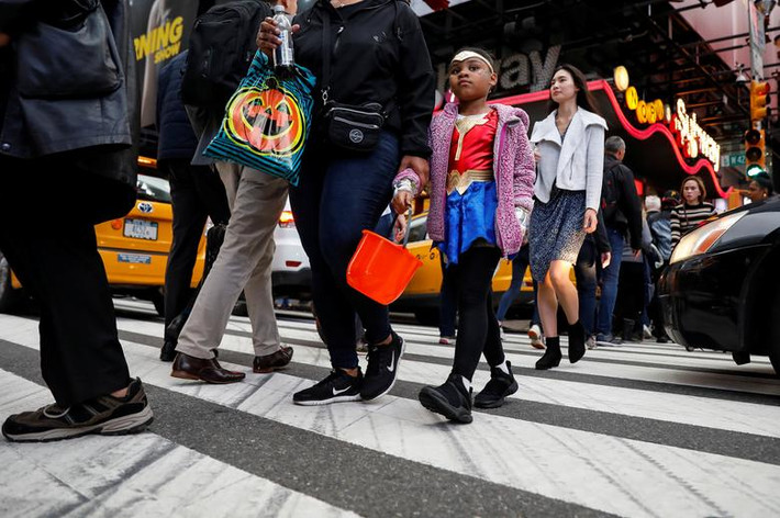 Một em nhỏ mặc trang phục Halloween đi qua Quảng trường Times ở Manhattan, New York, ngày 31/10. Tại Mỹ, Halloween là ngày lễ quan trọng chỉ đứng sau ngày lễ Giáng sinh.
