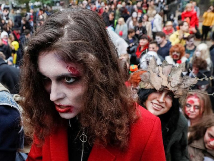 Rất đông người tham gia vào lễ hội Halloween được tổ chức ở Kiev, Ukraine, ngày 26/10.