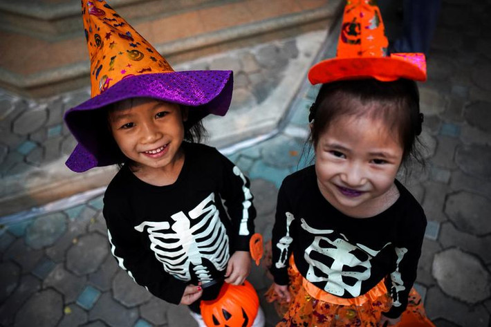 Các em nhỏ thích thú khi được tham dự tiệc Halloween tại một ngôi làng ở Bangkok, Thái Lan, ngày 31/10.