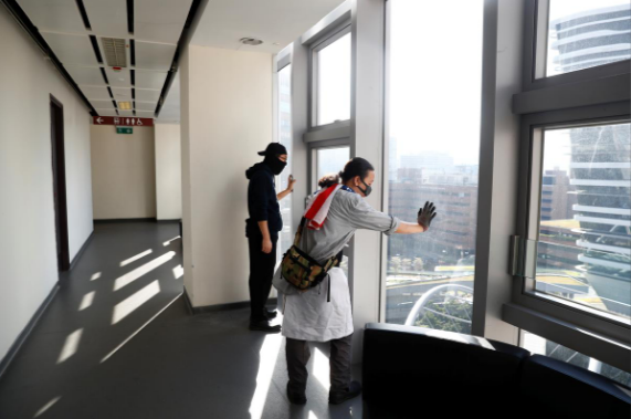 Theo hãng thông tấn Reuters, cuộc bao vây của cảnh sát tại trường Đại học Bách khoa Hong Kong (PolyU) dường như sắp kết thúc khi ngày càng nhiều người biểu tình chịu đầu hàng cảnh sát và rời khỏi đây. (Nguồn ảnh: Reuters)