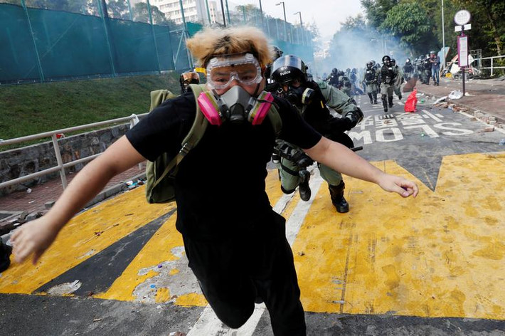 Được biết, những người biểu tình ở Hong Kong, trong đó có nhiều sinh viên trẻ, đang tích trữ vũ khí như bom xăng, súng cao su và gạch đá,... để đối phó cảnh sát.