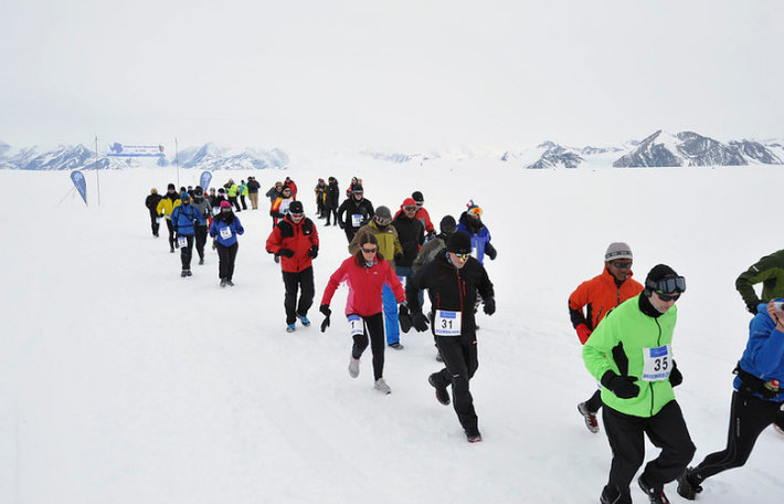 Có hai cuộc chạy đua marathon hàng năm được tổ chức ở Nam Cực. Đó là The Antarctic Ice Marathon và 100K Ultra Race.