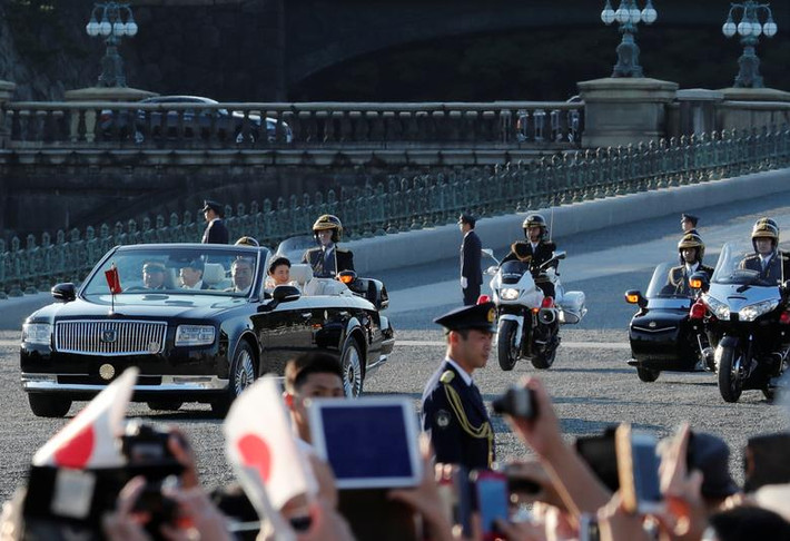 Nhật hoàng Naruhito và Hoàng hậu Masako diễu hành qua trung tâm Tokyo trong niềm hân hoan của người dân nước này.