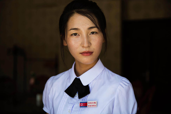 Cô gái này làm việc tại một khách sạn ở Sinuiju.