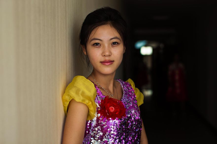 Một ca sĩ trước buổi biểu diễn ở Sinuiju.