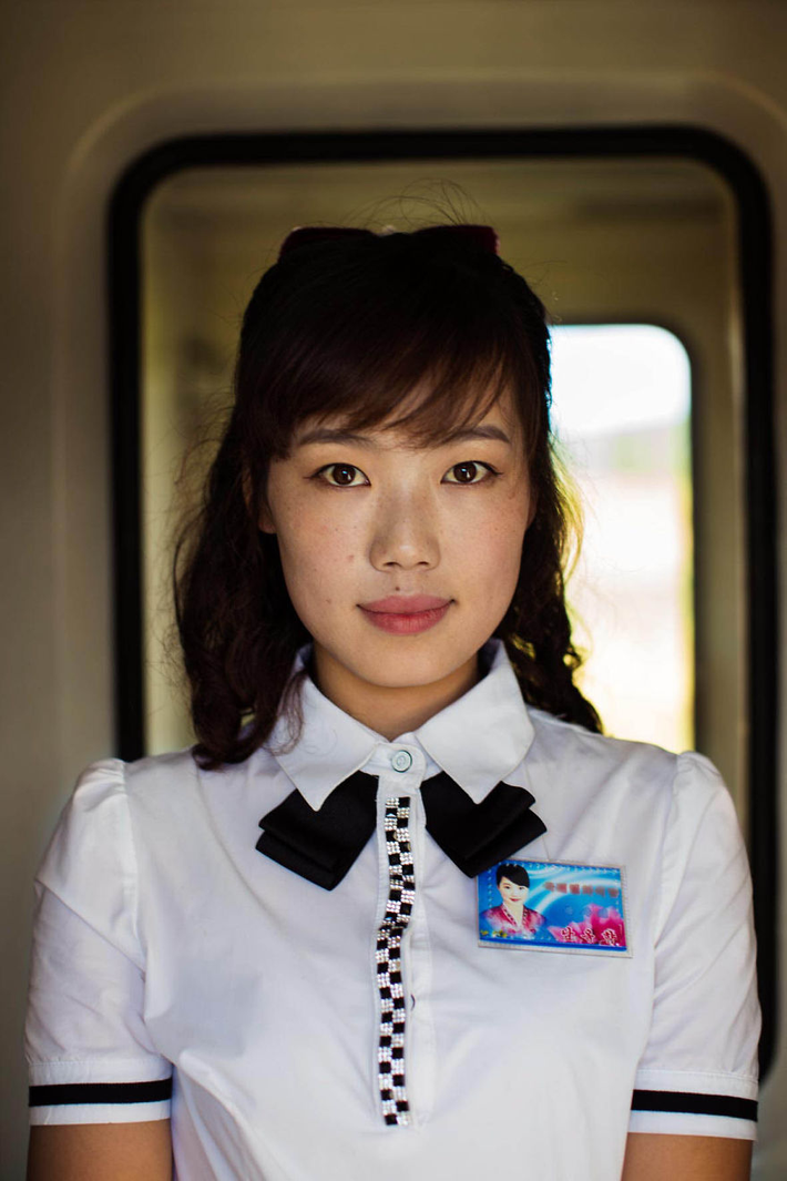 Một nữ nhân viên làm việc trên tàu hỏa.