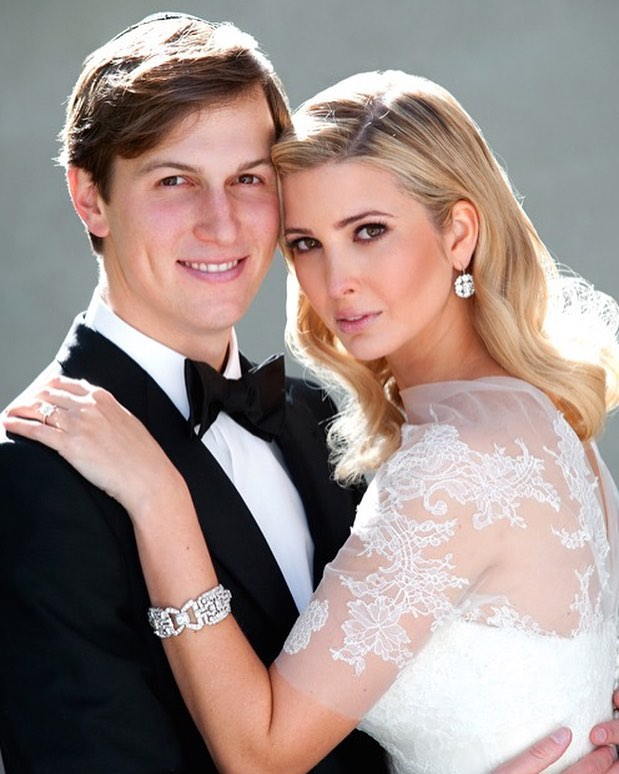 Ivanka và Jared Kushner kết hôn vào ngày 25/10/2009. Lễ cưới của họ được tổ chức tại Bedminster, New Jersey, trước sự chứng kiến của hàng trăm khách mời. Họ có 3 người con. Ảnh: FB.