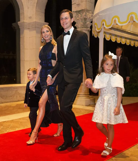 Sau khi rời Nhà Trắng tháng 1/2021, gia đình nhỏ của Ivanka chuyển tới một căn hộ nhìn ra bãi biển ở Miama. Cô dường như dành nhiều thời gian hơn để nghỉ ngơi, thư giãn, thường đưa các con tới bãi biển, công viên hay đi ăn kem. Ảnh: PBP.