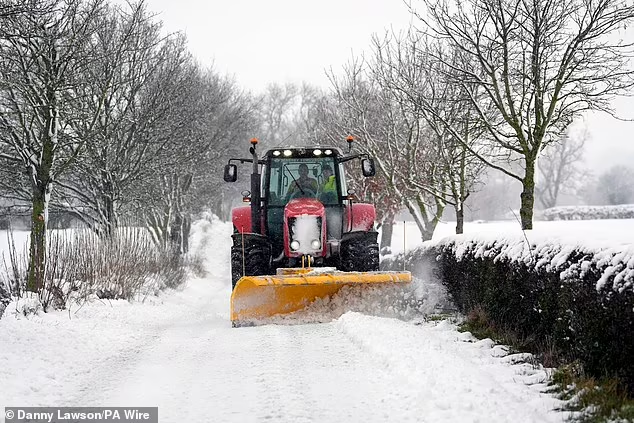 Xe dọn tuyết trên đường ở Scotton, Yorkshire.