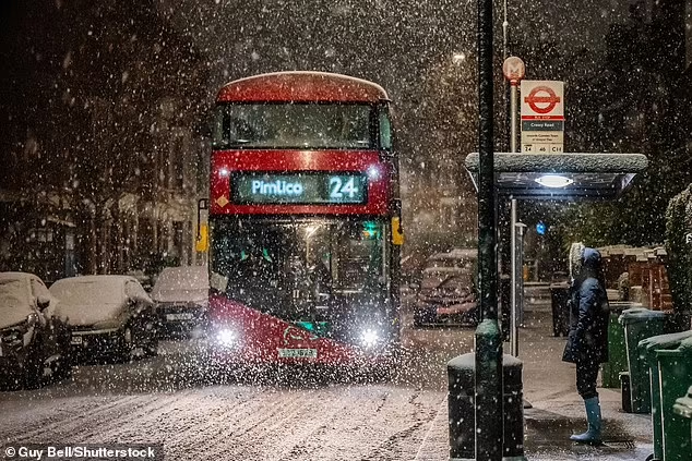 Thủ đô London của Anh chìm trong tuyết trắng.