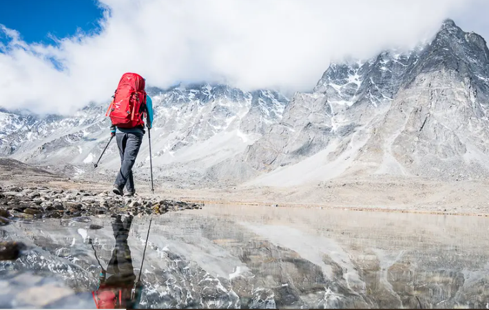Theo tibettravel, với độ cao trung bình trên 4.000 mét, vùng đất Tây Tạng được mệnh danh là "Nóc nhà thế giới". Tây Tạng được bao bọc bởi những dãy núi cao chót vót, đặc biệt là dãy Himalaya hùng vĩ, tạo nên một bức tranh toàn cảnh ngoạn mục. Ảnh: alpsinsight.