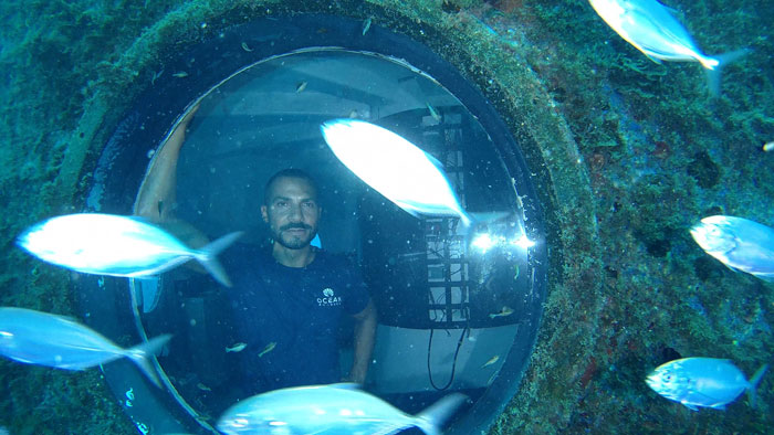 Cụ thể, Rüdiger Koch đã ở trong ngôi nhà SeaPod - dòng nhà ở hoàn toàn dưới nước do công ty Ocean Builders của ông thiết kế - suốt 14 tuần.