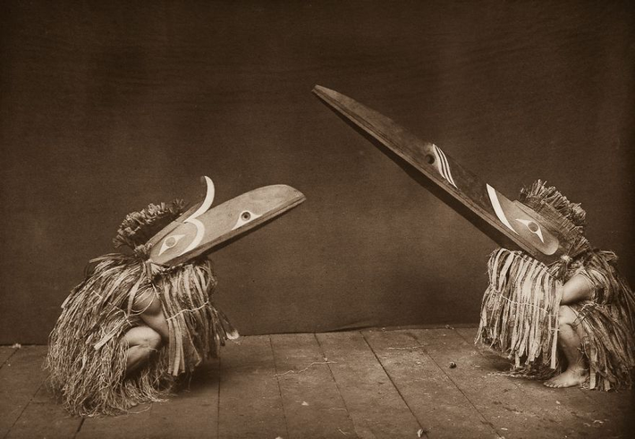 Các "vũ công" Nakoaktok đeo mặt nạ Hamatsa trong một nghi lễ năm 1914.