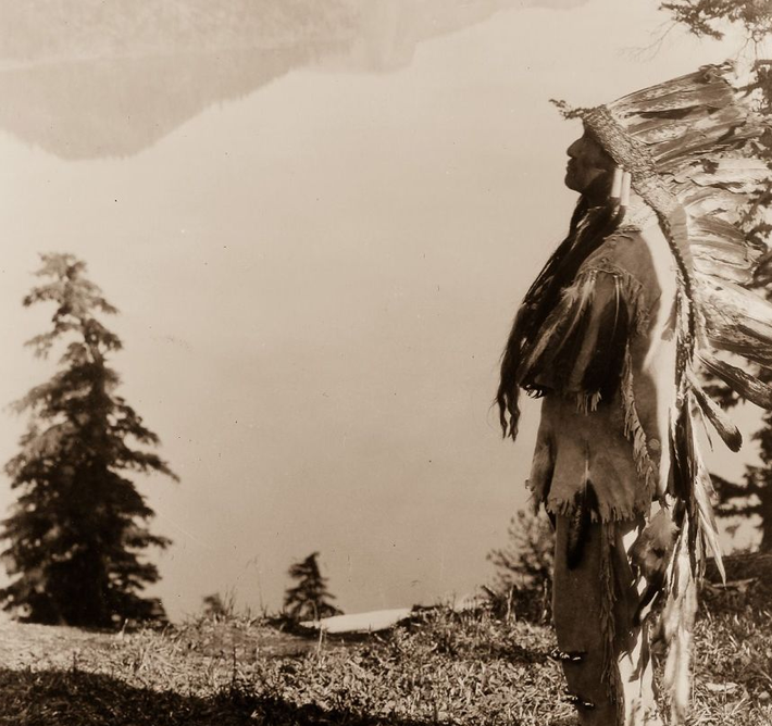 Một tù trưởng Klamath đứng ở ngọn đồi phía trên hồ Crater, Oregon (Mỹ), năm 1923.