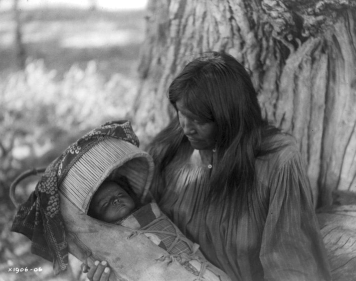 Người phụ nữ Apache bế em nhỏ năm 1906.