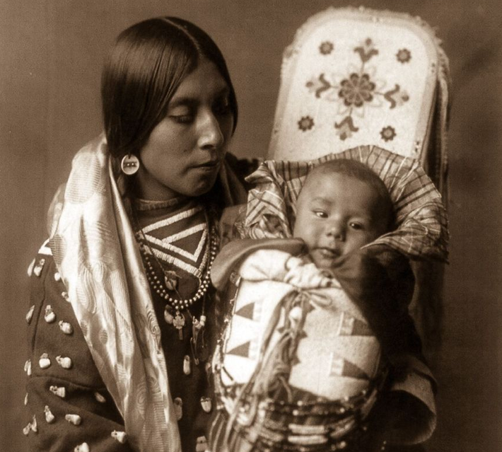 Người mẹ và đứa con ở Apsaroke. Ảnh chụp năm 1908.