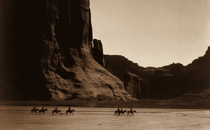 Một nhóm người Navajo đi qua hẻm núi De Chelly, Arizona, năm 1904.