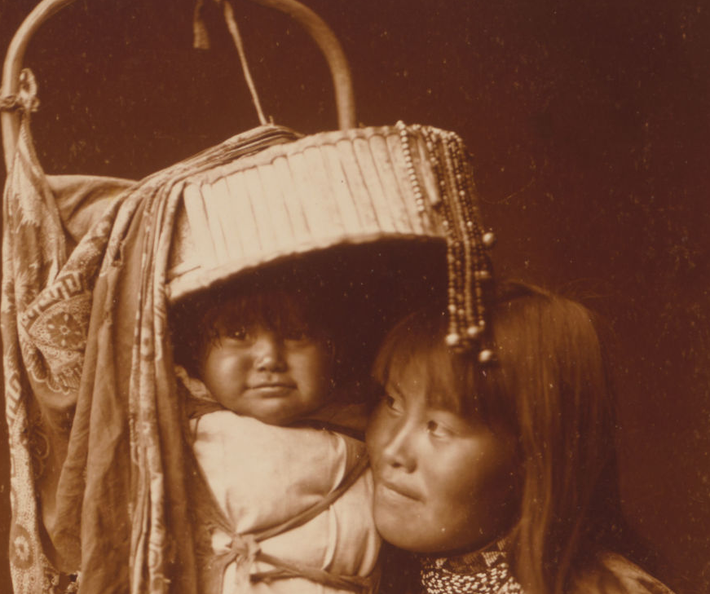 Cô gái Apache bên một em nhỏ năm 1903.