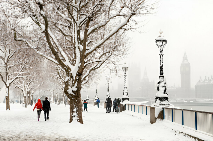 London (Anh): Vào mùa đông, London hiện lên ấn tượng trong làn sương mờ ảo. Tuyết rơi phủ trắng xoá mọi con đường, công viên hay trên nóc những toà nhà cổ kính. Ảnh: wanderon.in.