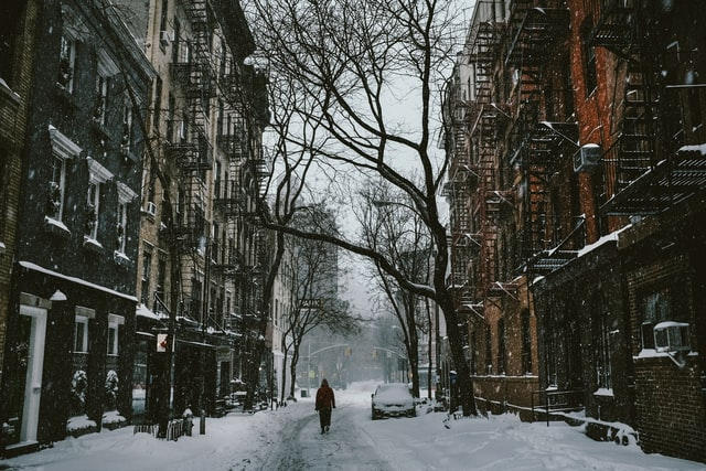 Theo trang ef.com, New York (Mỹ) là một trong những thành phố đẹp nhất thế giới vào mùa đông. Không khí lễ hội và các sân trượt băng xuất hiện. Quang cảnh nhìn từ Tòa nhà Empire State thực sự kỳ diệu khi thành phố phủ đầy tuyết. Ảnh: Chanan Greenblatt. 