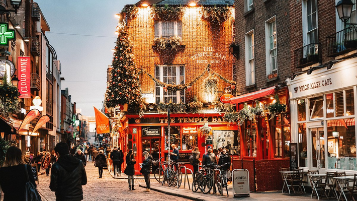 Dublin (Ireland): Dublin mang vẻ đẹp yên bình vào mùa đông, đặc biệt là trong dịp Giáng sinh. Mọi người có thể đến những nhà hàng ấm cúng, nhâm nhi một cốc bia và nghe nhạc sống,...Ảnh: Getty.