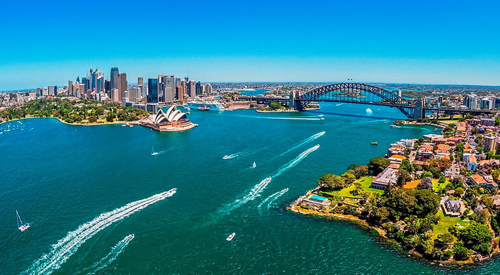 Sydney (Australia): Đây là một nơi lý tưởng cho những ai sợ lạnh vào mùa đông. Nhiệt độ trung bình ở Sydney là 27 độ C. Bạn có thể tắm nắng trên bãi biển hay chơi các môn thể thao như lướt sóng. Ảnh: clearviewsydneyharbourcruises.