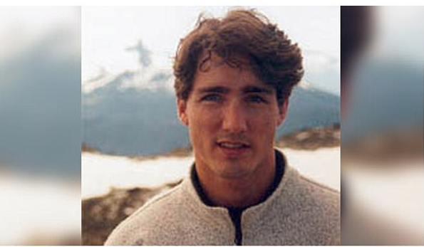 Bức ảnh này chụp ông Trudeau thời trẻ đứng phía trước một dãy núi. Ảnh: BP.