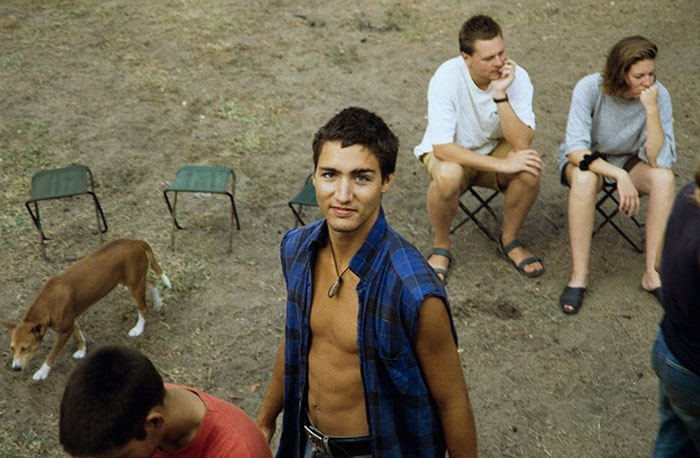 Chàng thanh niên Justin Trudeau trong một bức ảnh khác với mái tóc đã cắt ngắn. Ảnh: BP.