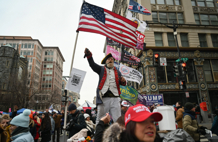 Những người ủng hộ ông Trump tập trung ở khu vực đấu trường Capital One Arena ngày 19/1.