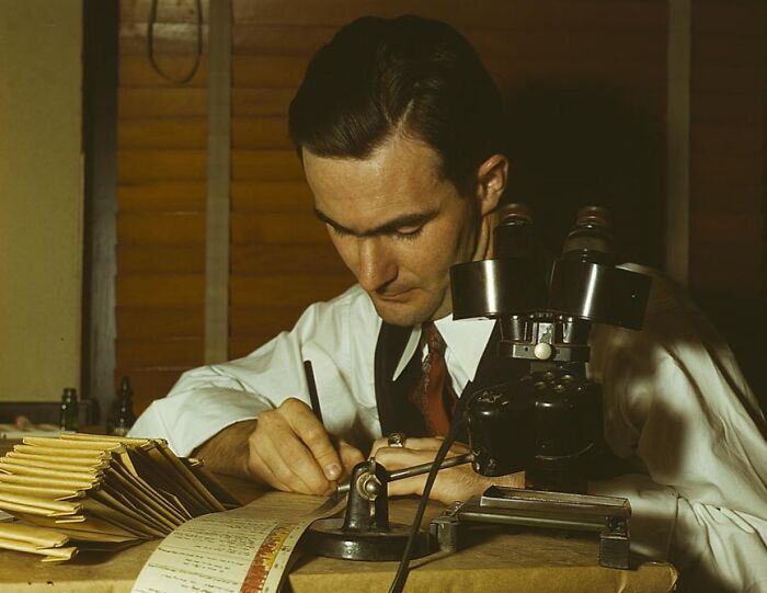 Một nhà địa chất ở bang Texas đang làm việc năm 1943.