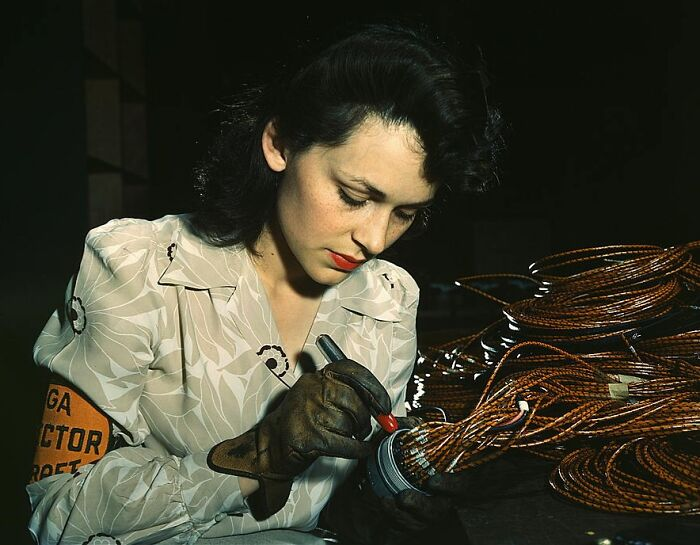 Nữ công nhân làm việc tại Vega Aircraft Corporation, Burbank, bang California của nước Mỹ, tháng 6/1942.