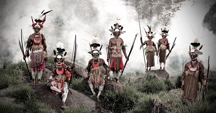 Tộc người Likekaipia ở vùng núi Jalibu của Papua New Guinea. Họ sử dụng cung tên để săn bắn.