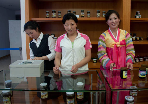 Nhân viên bán hàng tại một siêu thị ở Kangwon-do, Kumgang, ngày 13/9/2011.