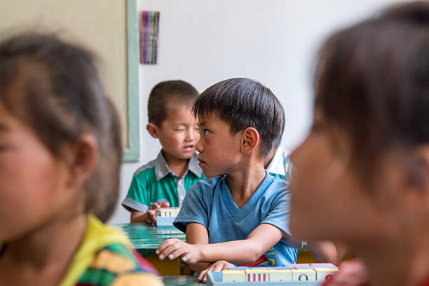 Các em nhỏ bên trong một trường mẫu giáo ở thủ đô Bình Nhưỡng. Bức ảnh được chụp vào ngày 23/8/2015 khi Hàn Quốc và Triều Tiên đạt được một thỏa thuận nhằm giảm bớt căng thẳng sau cuộc đấu pháo tại biên giới phi quân sự vào tuần trước đó.
