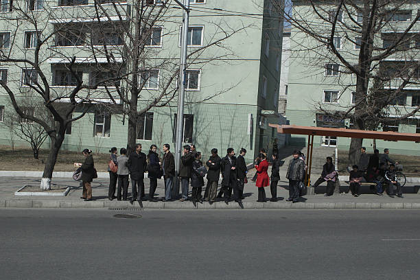 Mọi người xếp hàng chờ xe buýt vào ngày 3/4/2011 tại Bình Nhưỡng.