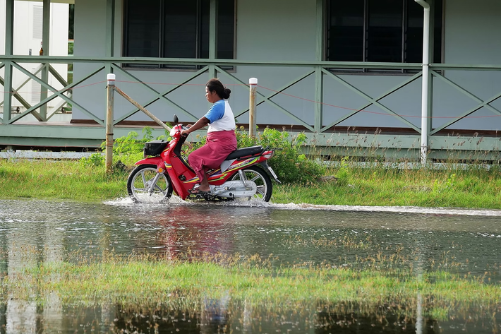 Mực nước biển dâng cao gây ra lũ lụt khi thủy triều lên gần đường băng sân bay, vào ngày 15/8/2018, tại Funafuti.
