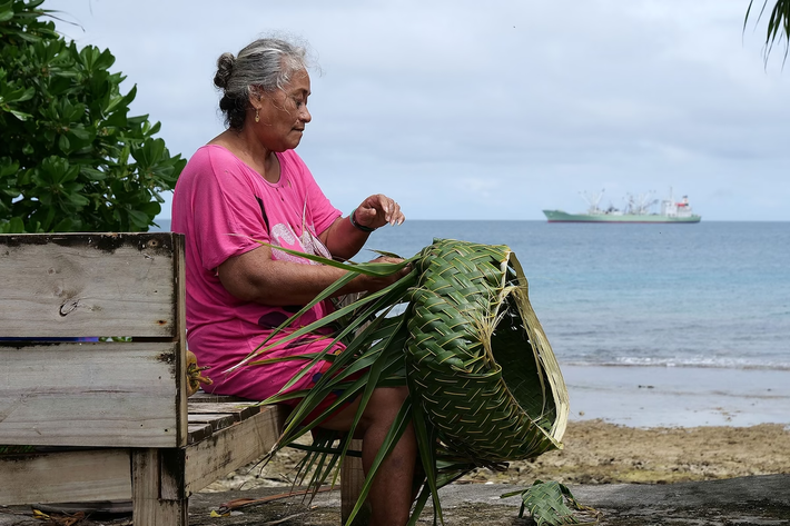 Tepola Raobu đan tapola, hay giỏ, vào ngày 15/8/2018, tại Funafuti. Chiếc giỏ được làm bằng lá cây launiu và được sử dụng để đựng thực phẩm.