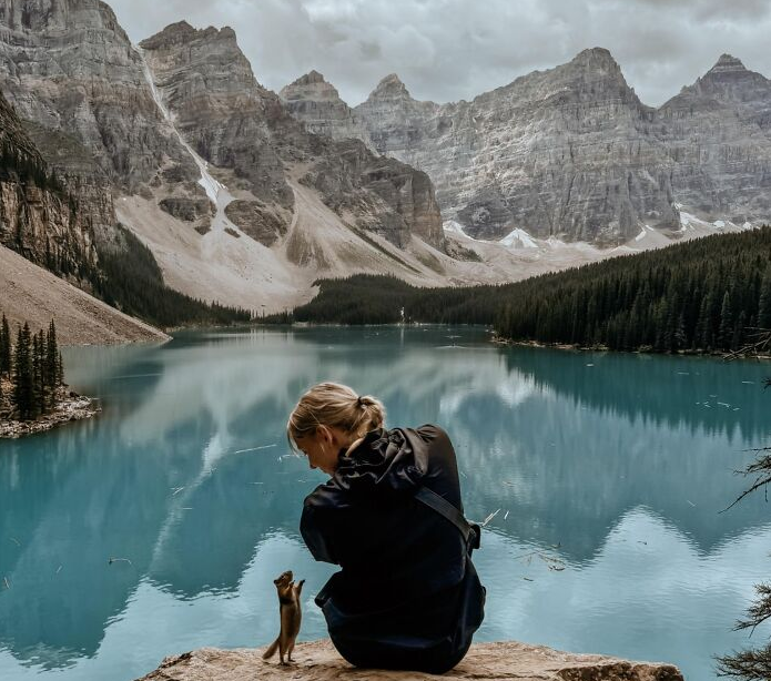 Bức ảnh ấn tượng này được chụp tại hồ Moraine, Canada. Khi đang chụp, một con vật nhỏ bé bất ngờ lọt vào khung hình và "tạo dáng" với nhân vật chính. (Nguồn ảnh: Bored Panda)