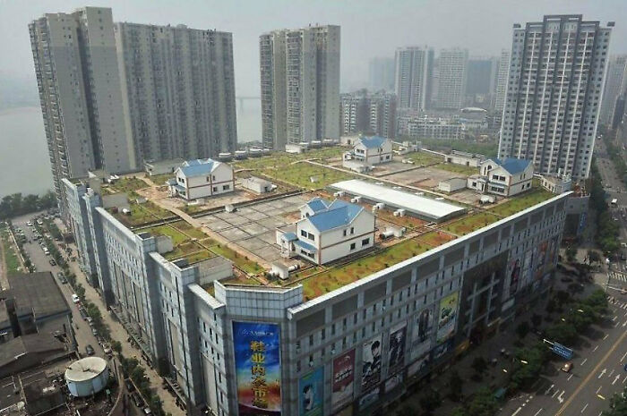 Những ngôi nhà trên mái của một trung tâm thương mại 8 tầng ở Chu Châu, Trung Quốc.