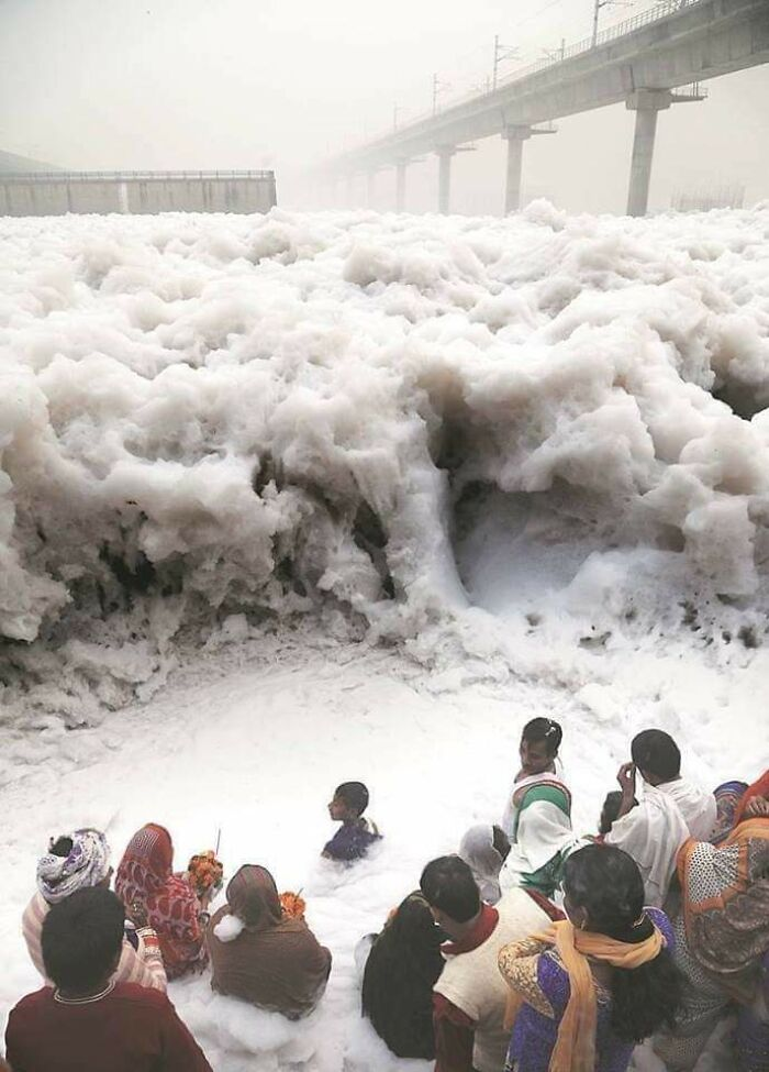 Người dân cầu nguyện tại sông Yamuna (Ấn Độ) sủi bọt vì chất thải công nghiệp.