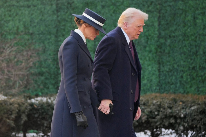 Nhưng trong lễ nhậm chức nhiệm kỳ thứ hai của ông Donald Trump ngày 20/1, bà Melania Trump chọn áo khoác và váy màu xanh navy của Adam Lippes, đội mũ rộng vành xanh navy viền trắng của thương hiệu Eric Javits, cùng găng tay da màu đen.